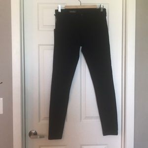 Black legging pants with pockets.